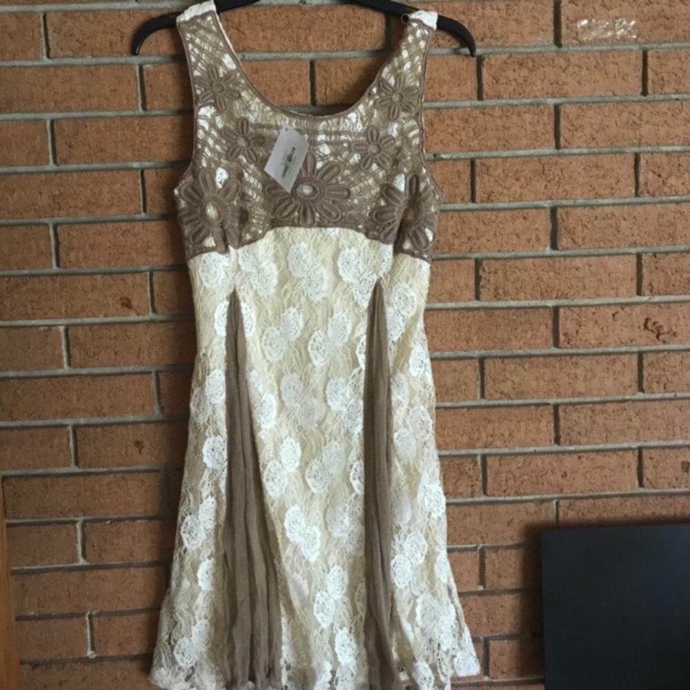 NWT🍢RYU BOUTIQUE🍢LACE BACK LACE DRESS🍢